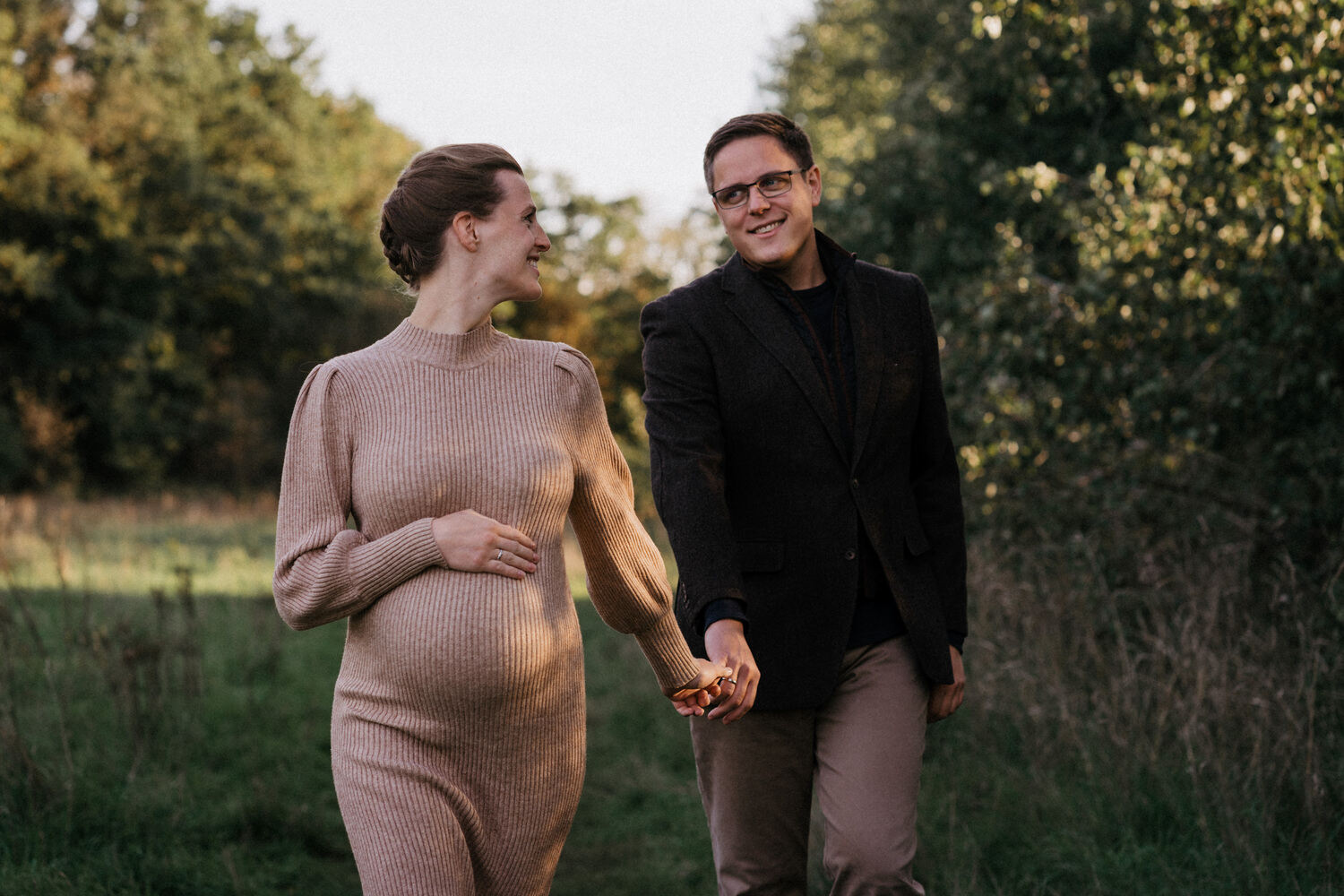 Babybauchshooting im goldenen Herbst