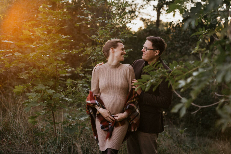 Babybauchshooting im goldenen Herbst